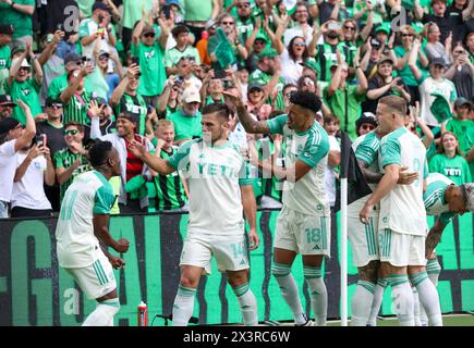 Austin, Texas, USA. April 2024. Austin FC-Stürmer JÃ¡der Obrian (11) und Abwehrspieler Julio Cascante (18) gratulieren Diego Rubio (14) nach einem Tor in der ersten Hälfte eines Major League Soccer Matches zwischen Austin FC und der Los Angeles Galaxy am 27. April 2024 in Austin. Austin FC gewann mit 2:0. (Kreditbild: © Scott Coleman/ZUMA Press Wire) NUR REDAKTIONELLE VERWENDUNG! Nicht für kommerzielle ZWECKE! Stockfoto