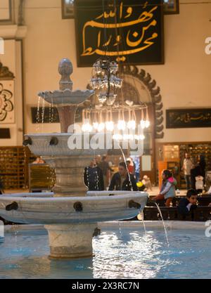 Bursa, Türkei - 13. April 2024: Blick auf das Innere der Großen Moschee und Muslime, die im Brunnen abwässern Stockfoto