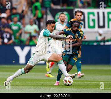 Austin, Texas, USA. April 2024. Austin FC Stürmer SebastiÃ¡n Driussi (10) spielt gegen den Los Angeles Galaxy Stürmer Joseph Paintsil (28) während eines Major League Soccer Matches am 27. April 2024 in Austin. Austin FC gewann mit 2:0. (Kreditbild: © Scott Coleman/ZUMA Press Wire) NUR REDAKTIONELLE VERWENDUNG! Nicht für kommerzielle ZWECKE! Stockfoto