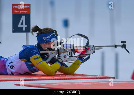 Ruhpolding, Deutschland. Januar 2024. RUHPOLDING, DEUTSCHLAND - 14. JANUAR: Sara Andersson aus Schweden tritt am 14. Januar 2024 in Ruhpolding bei der 10 km langen Verfolgung der Frauen beim BMW IBU World Cup Biathlon in Ruhpolding an.240114 SEPA 24 056 - 20240114 PD30215 Credit: APA-PictureDesk/Alamy Live News Stockfoto