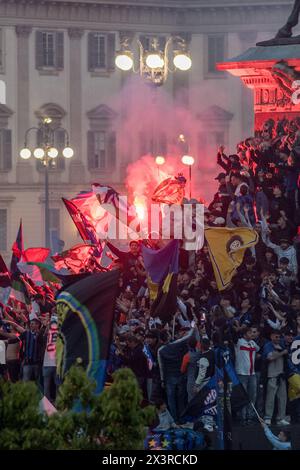 Mailand, Italien. April 2024. Festeggiamenti tifosi inter in duomoMilano, Italia - Cronaca Domenica, 28. April 2024. (Foto di Claudio Furlan/Lapresse) Inter Feiern zum 20. Sieg des scudetto Mailand, Italien - Nachrichten Sonntag, 28. April 2024. (Foto: Claudio Furlan/Lapresse) Credit: LaPresse/Alamy Live News Stockfoto