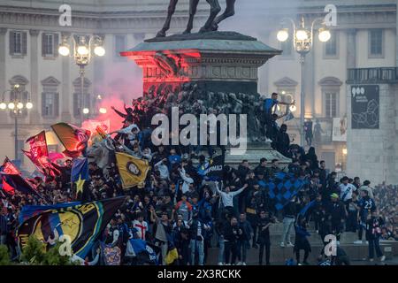Mailand, Italien. April 2024. Festeggiamenti tifosi inter in duomoMilano, Italia - Cronaca Domenica, 28. April 2024. (Foto di Claudio Furlan/Lapresse) Inter Feiern zum 20. Sieg des scudetto Mailand, Italien - Nachrichten Sonntag, 28. April 2024. (Foto: Claudio Furlan/Lapresse) Credit: LaPresse/Alamy Live News Stockfoto