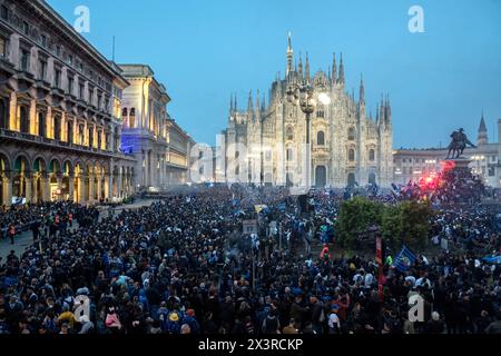 Mailand, Italien. April 2024. Festeggiamenti tifosi inter in duomoMilano, Italia - Cronaca Domenica, 28. April 2024. (Foto di Claudio Furlan/Lapresse) Inter Feiern zum 20. Sieg des scudetto Mailand, Italien - Nachrichten Sonntag, 28. April 2024. (Foto: Claudio Furlan/Lapresse) Credit: LaPresse/Alamy Live News Stockfoto