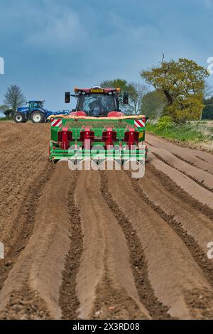 Traktor führt Tiefbettbohrungen durch und bereitet sich auf das Kartoffelanpflanzen im Frühjahr auf Ackerland in Norfolk (Hickling) East Anglia UK vor. Stockfoto