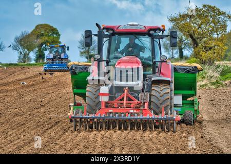 Traktor führt Tiefbettbohrungen durch und bereitet sich auf das Kartoffelanpflanzen im Frühjahr auf Ackerland in Norfolk (Hickling) East Anglia UK vor. Stockfoto