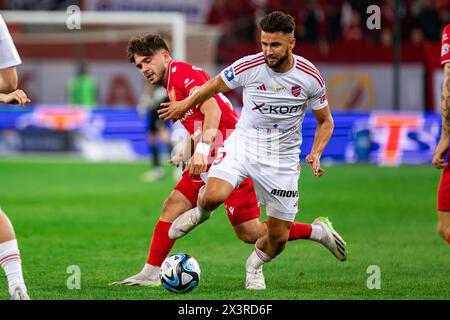 Lodz, Polen. April 2024. Noah Diliberto (L) von Widzew und Lukasz Zwolinski (R) von Rakow werden während des Polnischen PKO Ekstraklasa League-Spiels zwischen Widzew Lodz und Rakow Tschenstochau im Widzew Lodz Municipal Stadion gesehen. Quelle: Mikołaj Barbanell/Alamy Live News Stockfoto