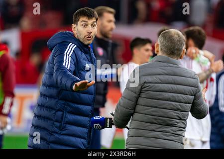 Lodz, Polen. April 2024. Dusan Kuciak von Rakow gibt während des Polnischen PKO Ekstraklasa League-Spiels zwischen Widzew Lodz und Rakow Czestochowa im Widzew Lodz Municipal Stadium Gesten. Quelle: Mikołaj Barbanell/Alamy Live News Stockfoto