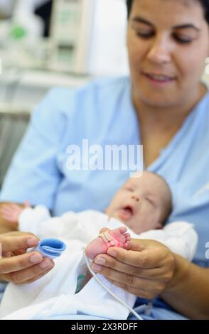 Krankenschwester, Neugeborene Intensive care Unit, Donostia Hospital, San Sebastian, Donostia, Gipuzkoa, Baskenland, Spanien Stockfoto