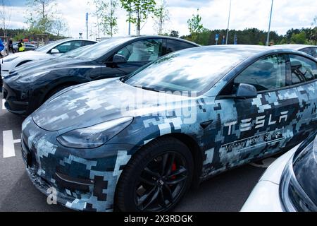 Getankt Tesla Elektroauto auf Straßenparkplatz, Automobilindustrie in Europa, nachhaltige und effiziente Anlage, Berlin, Deutschland - Stockfoto