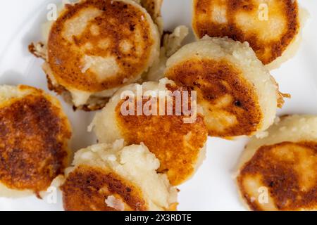 Hausgemachte kleine Käsekuchen Pfannkuchen aus Hüttenkäse Pfannkuchen mit Sauerrahm Stockfoto