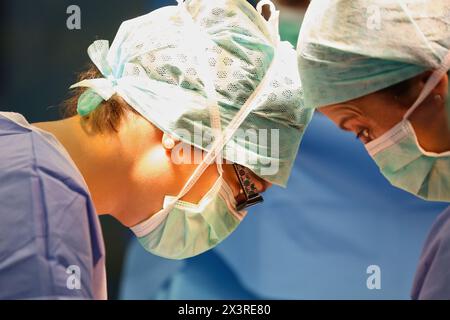 Hüftgelenksersatzchirurgie, Orthopädie und Unfallchirurgie, Chirurg, Operationssaal, Donostia Hospital, San Sebastian, Donostia, Gipuzkoa, Baskenland Stockfoto