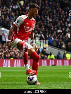 London, Großbritannien. April 2024. Ben White von Arsenal in Aktion. Premier League-Spiel, Tottenham Hotspur gegen Arsenal im Tottenham Hotspur Stadium in London am Sonntag, den 28. April 2024. Dieses Bild darf nur für redaktionelle Zwecke verwendet werden. Foto nur für redaktionelle Verwendung von Sandra Mailer/Andrew Orchard Sportfotografie/Alamy Live News Credit: Andrew Orchard Sportfotografie/Alamy Live News Stockfoto