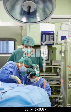 Tonsillektomie, Chirurgen, die eine Tonsillektomie durchführen Tonsillenentfernung Chirurgie, ORL, Hals-Nasen-Ohren-OP, Krankenhaus Donostia, San Sebastian, Gipuz Stockfoto