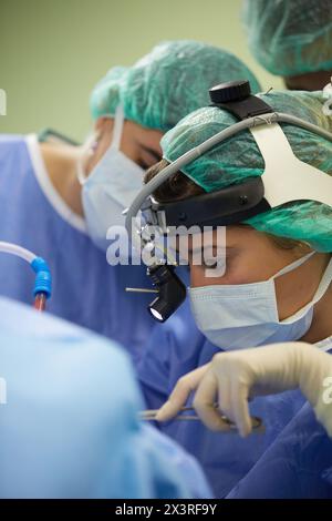 Tonsillektomie, Chirurgen, die eine Tonsillektomie durchführen Tonsillenentfernung Chirurgie, ORL, Hals-Nasen-Ohren-OP, Krankenhaus Donostia, San Sebastian, Gipuz Stockfoto