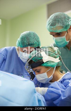 Tonsillektomie, Chirurgen, die eine Tonsillektomie durchführen Tonsillenentfernung Chirurgie, ORL, Hals-Nasen-Ohren-OP, Krankenhaus Donostia, San Sebastian, Gipuz Stockfoto