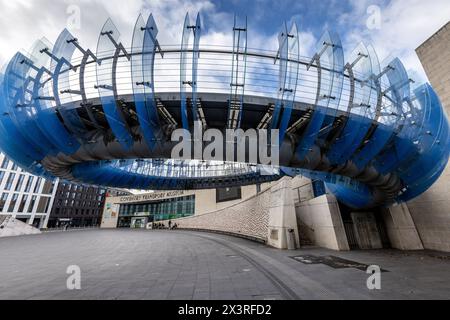 Eine Fußgängerbrücke in Millennium Place, Coventry Stockfoto