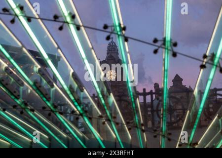 Der Uhrenturm des Balmoral Hotels, Edinburgh, in der Abenddämmerung durch den Eingang zur Waverley Station Stockfoto