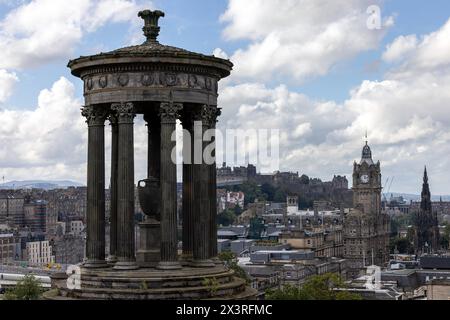 Das Dugald Stewart Monument auf Calton Hill, Edinburgh, mit dem Balmoral Hotel und Edinburgh Castle in der Ferne Stockfoto