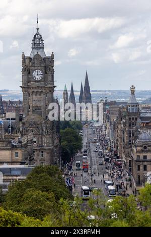 Princes Street, Edinburgh, mit dem Uhrenturm des Balmoral Hotel Prominent Stockfoto