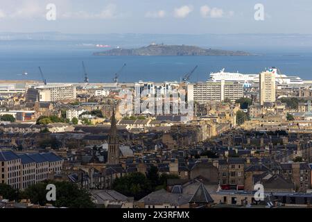 Der Hafen von Leith, Edinburgh, mit Inchkeith Island, dem Firth of Forth und, in der Ferne, Fife Stockfoto