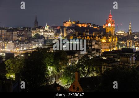 Edinburgh bei Nacht, von Calton Hill aus gesehen Stockfoto