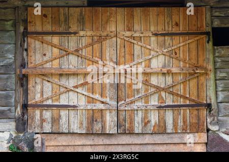 Große Holztür in einer alten Landscheune aus Holz. Stockfoto