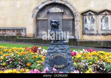 Eine Statue des Hundes Greyfriars Bobby im Greyfriars Kirkyard in Edinburgh Stockfoto