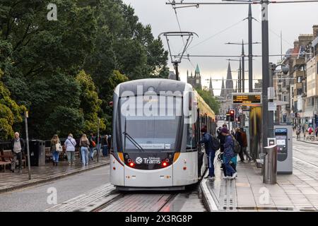 Eine Straßenbahn auf der Princes Street, Edinburgh Stockfoto