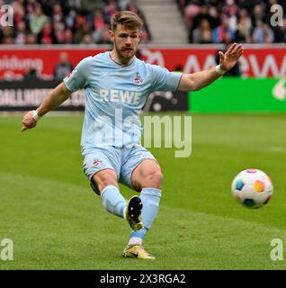 Mainz, Deutschland. April 2024. Fußball: Bundesliga, FSV Mainz 05 - 1. FC Köln, Spieltag 31, Mewa Arena. Der Kölner Jan Thielmann spielt den Ball. Hinweis: Torsten Silz/dpa – WICHTIGER HINWEIS: gemäß den Vorschriften der DFL Deutscher Fußball-Liga und des DFB Deutscher Fußball-Bundes ist es verboten, im Stadion und/oder des Spiels aufgenommene Fotografien in Form von sequenziellen Bildern und/oder videoähnlichen Fotoserien zu verwenden oder zu nutzen./dpa/Alamy Live News Stockfoto