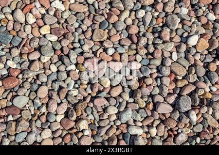 Hintergrund mit glatter, runder Kieselstruktur. Nahaufnahme mit Kieselstrand, Foto in hoher Qualität. Flachbild-Foto. Stockfoto