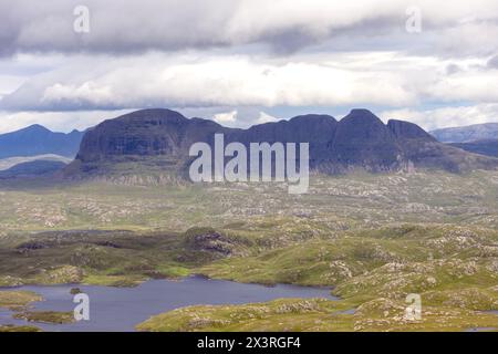 Suilven, mit Loch Sionasgaig im Vordergrund Stockfoto