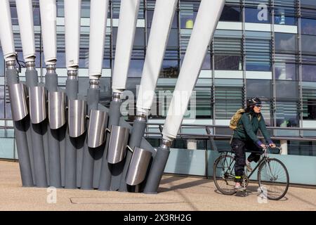 Ein Radfahrer überquert die Brücke über den Manchester Ship Canal in Salford Quays, Greater Manchester Stockfoto