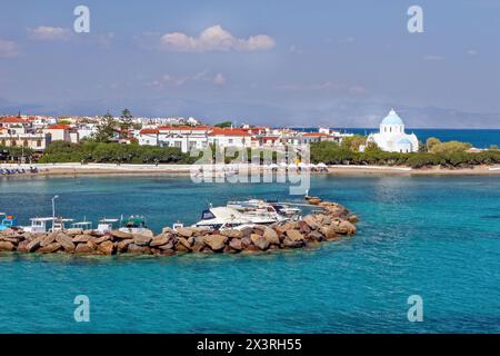 Der kleine Hafen der Insel Agkistri und Teilblick auf den Hafen von Megalochori, die größte Siedlung der Insel. Stockfoto