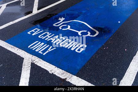 EV, Installation des Ladegeräts, BP-Impuls, Ladepunkte, Anschluss schnell, schnelle, ultraschnelle Ladegeräte, praktisch, Plug-in, Ladegeschwindigkeiten, Laden der Flotte. Stockfoto