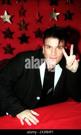 Peter Andre, Sänger, Songwriter und Fernsehpersönlichkeit, trat am 7. November 1997 in Debenhams in der Oxford Street in London auf Stockfoto