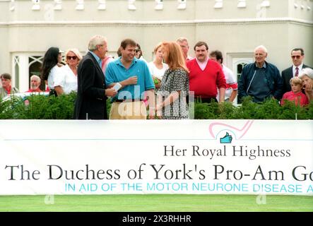 Prinz Andrew der Duke of York vereint sich mit seiner Frau Sarah Ferguson, der Duchess of York, im Wentworth Golf Club, wo er an einem Pro-am Golf Turnier teilnahm, um die Vereinigung von motorischen Neuronen zu unterstützen, deren Präsident die Duchess of York ist. Stockfoto