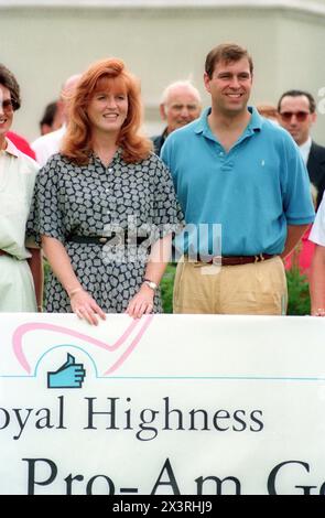 Prinz Andrew der Duke of York vereint sich mit seiner Frau Sarah Ferguson, der Duchess of York, im Wentworth Golf Club, wo er an einem Pro-am Golf Turnier teilnahm, um die Vereinigung von motorischen Neuronen zu unterstützen, deren Präsident die Duchess of York ist. Stockfoto