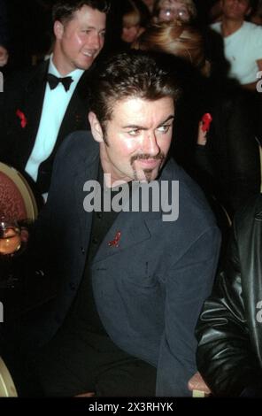 George Michael auf der Canon Designs for Life Fashion Show in London am 21. September 1998 Stockfoto