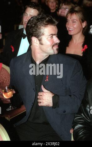 George Michael auf der Canon Designs for Life Fashion Show in London am 21. September 1998 Stockfoto