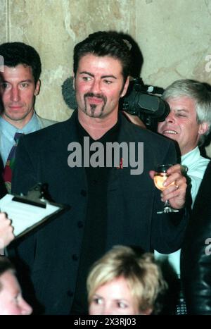 George Michael auf der Canon Designs for Life Fashion Show in London am 21. September 1998 Stockfoto