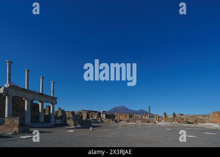 Blick auf den Vesuv durch die Ruinen des Forums an einem sonnigen Tag mit klarem blauen Himmel, Pompeji, Kampanien, Italien Stockfoto