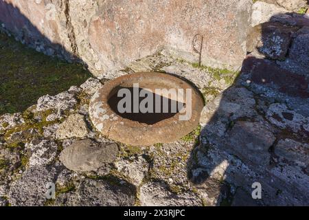 Antike Essenstheke mit Keramiktöpfen in der antiken römischen Stadt Pompeji, Kampanien, Italien Stockfoto