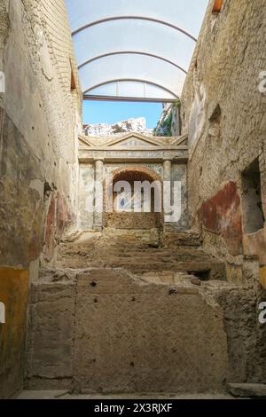 Blick aus dem Inneren der Ruinen der antiken römischen Vorstadtbäder mit wunderschönen farbigen Kunstwerken an der Wand in der zerstörten Stadt Pompeji, Kampanien, Italien Stockfoto