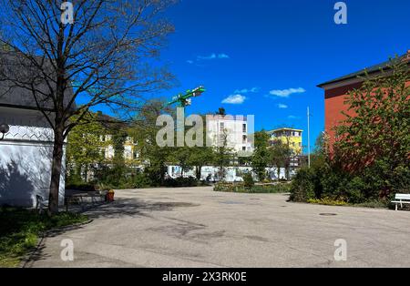 28.04.2024, Baustelle in Bad Wörishofen, am Neubau-Projekt das STAMMHAUS, das derzeit auf dem ehemaligen Kreuzer Areal in Bad Wörishofen gebaut wird, steht ein Kran, derzeit stehen schon Wände des Rohbaus. 28.04.2024, Baustelle Kreuzer-Areal Bad Wörishofen 28.04.2024, Baustelle Kreuzer-Areal Bad Wörishofen *** 28 04 2024, Baustelle Bad Wörishofen, ein Kran steht auf dem neuen Projekt das STAMMHAUS, das derzeit auf dem ehemaligen Kreuzer Areal in Bad Wörishofen errichtet wird, stehen bereits Mauern der Hülle am 28 04 2024, Baustelle Kreuzer Areal Bad Wörishofen 28 04 2024, C Stockfoto