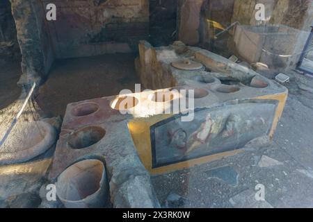 Antike Essenstheke mit Keramiktöpfen in der antiken römischen Stadt Pompeji, Kampanien, Italien Stockfoto