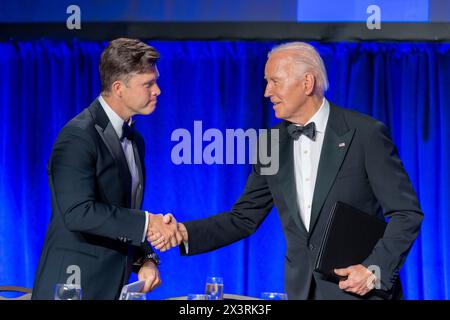 Washington, Vereinigte Staaten Von Amerika. April 2024. Washington, Vereinigte Staaten von Amerika. April 2024. US-Präsident Joe Biden, rechts, schüttelt die Hand mit dem Komiker Colin Jost, links, während des jährlichen Dinners der White House Correspondents Association im Washington Hilton, 27. April 2024 in Washington, DC Credit: Adam Schultz/White House Photo/Alamy Live News Stockfoto