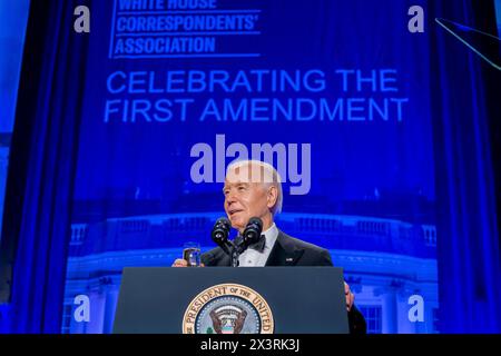 Washington, Vereinigte Staaten Von Amerika. April 2024. Washington, Vereinigte Staaten von Amerika. April 2024. US-Präsident Joe Biden hält während des jährlichen Abendessens der White House Correspondents Association im Washington Hilton, 27. April 2024 in Washington, DC Credit: Adam Schultz/White House Photo/Alamy Live News Stockfoto