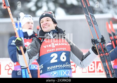 Ruhpolding, Deutschland. Januar 2024. RUHPOLDING, DEUTSCHLAND - 13. JANUAR: Zweiter Platz Tommaso Giacomel aus Italien tritt beim 10 km-Sprint der Männer beim BMW IBU World Cup Biathlon Ruhpolding am 13. Januar 2024 in Ruhpolding an.240113 SEPA 24 180 - 20240113 PD26051 Credit: APA-PictureDesk/Alamy Live News Stockfoto