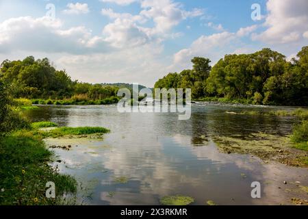 Wunderschöne Flusslandschaft. Krasivaya Mecha Fluss in Russland. Region Tulskiy, Bezirk Efremovisy Stockfoto