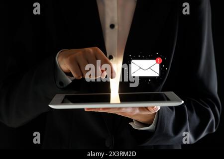 E-Mail. Mann mit Tablet vor schwarzem Hintergrund, Nahaufnahme. Benachrichtigung über eingehenden Brief über Gerät Stockfoto